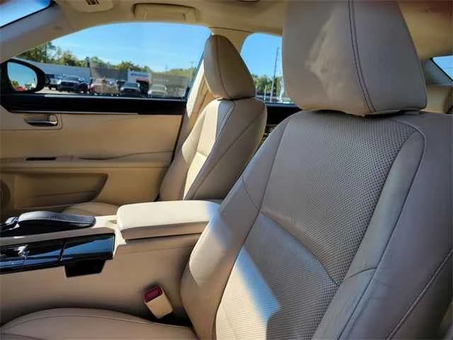 2014 Lexus ES 6th Gen - Image 10 of 15