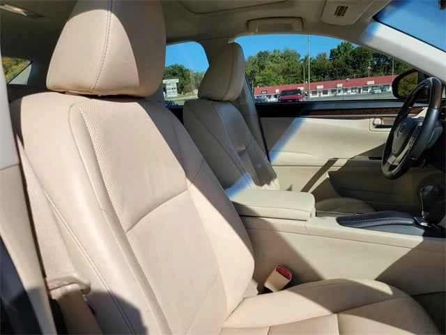 2014 Lexus ES 6th Gen - Image 13 of 15