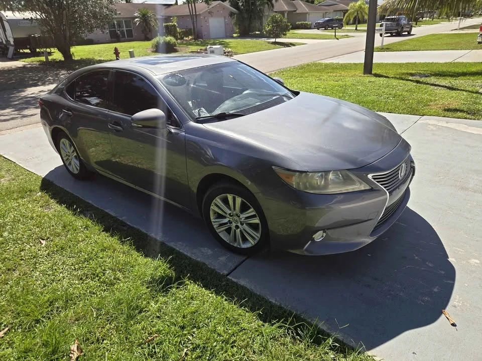 2014 Lexus ES 6th Gen - Image 4 of 9