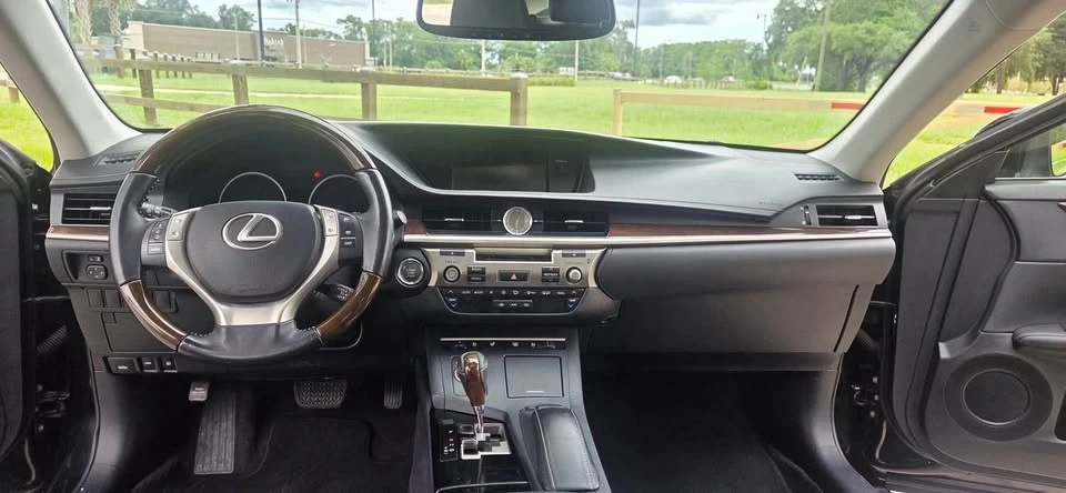 2014 Lexus ES 6th Gen - Image 14 of 17