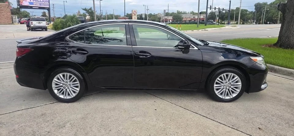2014 Lexus ES 6th Gen - Image 6 of 17