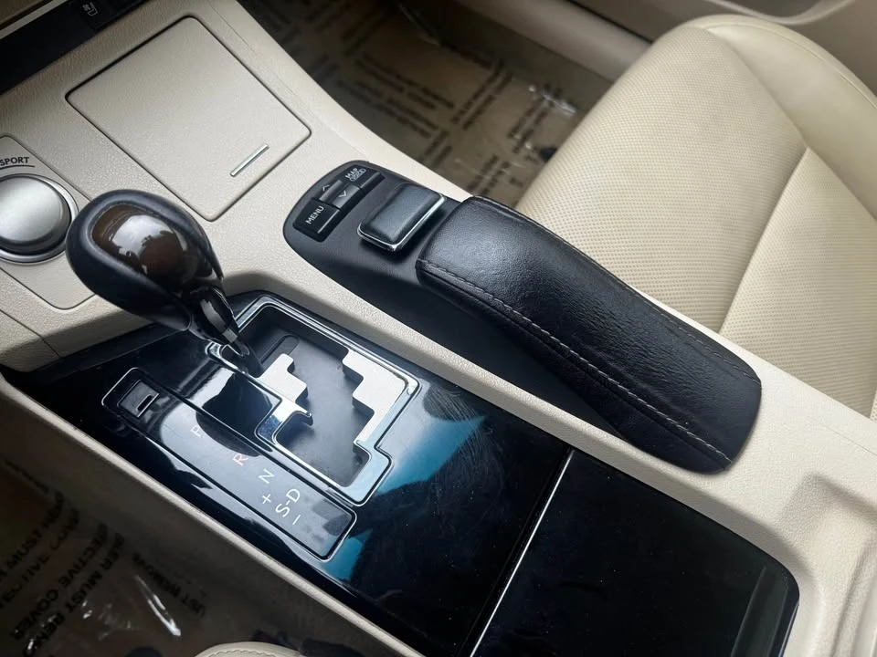 2014 Lexus ES 6th Gen - Image 8 of 14