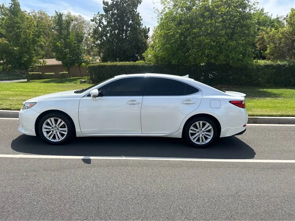 2014 Lexus ES 6th Gen - Image 2 of 10