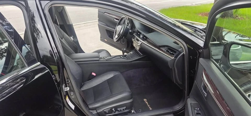 2014 Lexus ES 6th Gen - Image 10 of 17
