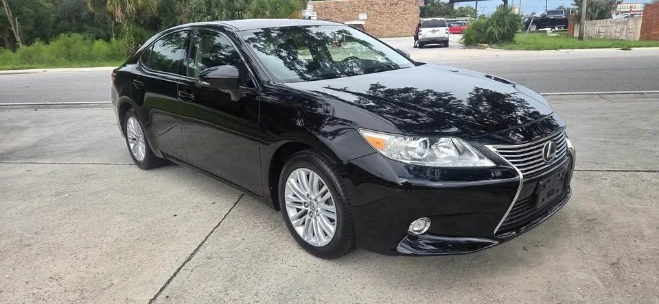 2014 Lexus ES 6th Gen - Image 16 of 17