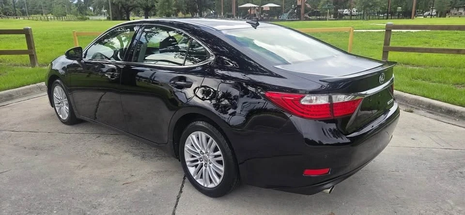 2014 Lexus ES 6th Gen - Image 8 of 17