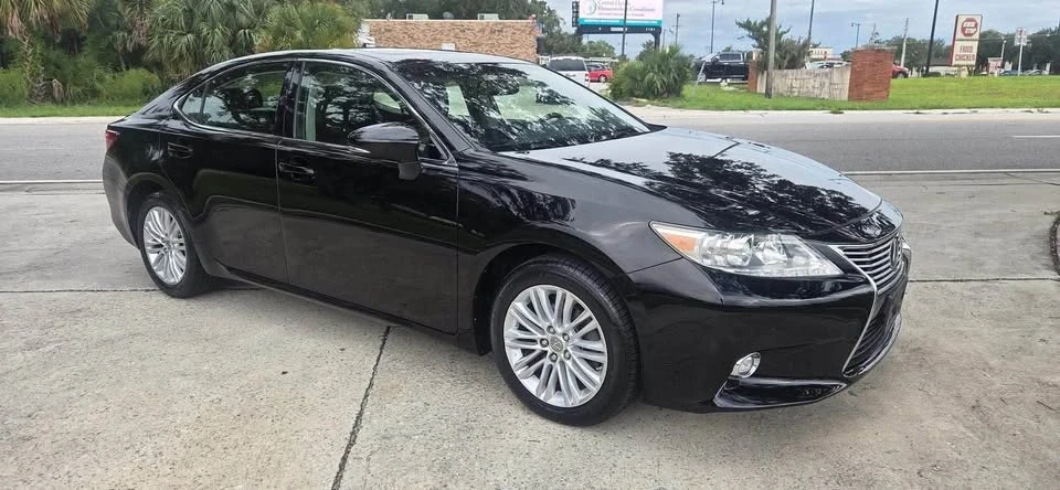 2014 Lexus ES 6th Gen - Image 3 of 17