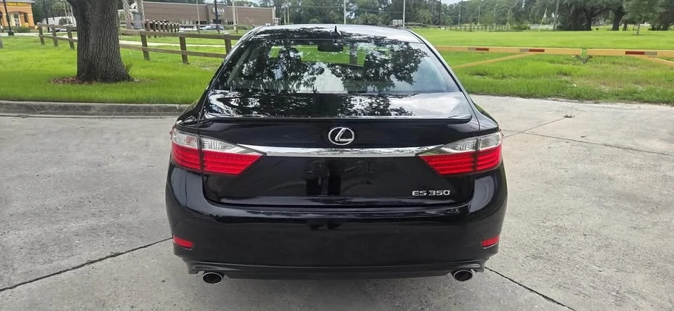 2014 Lexus ES 6th Gen - Image 9 of 17
