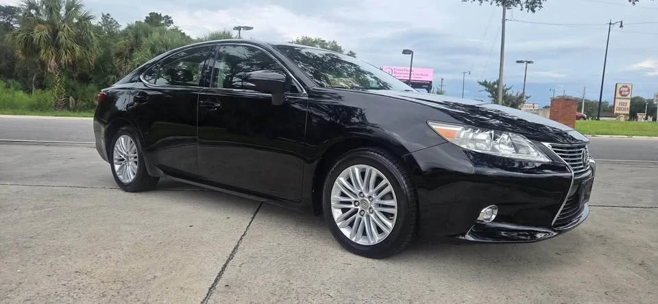 2014 Lexus ES 6th Gen - Image 5 of 17