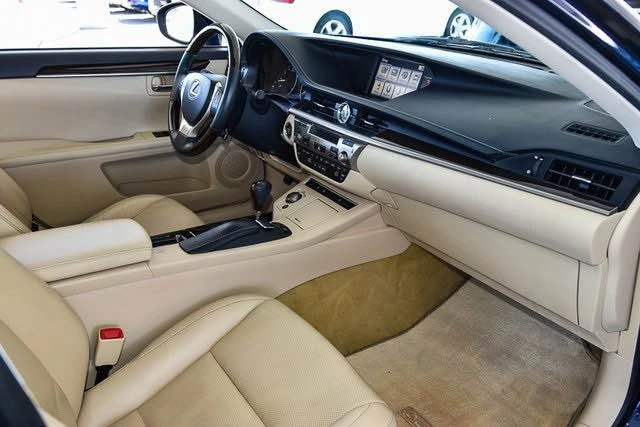2014 Lexus ES 6th Gen - Image 11 of 12