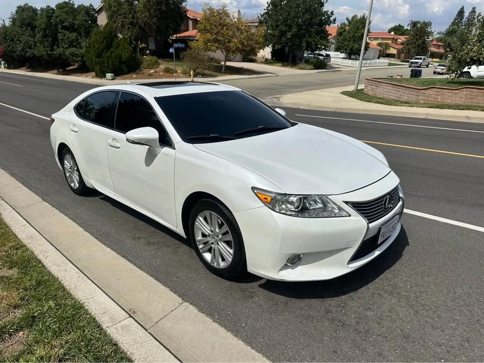 2014 Lexus ES 6th Gen - Image 5 of 10
