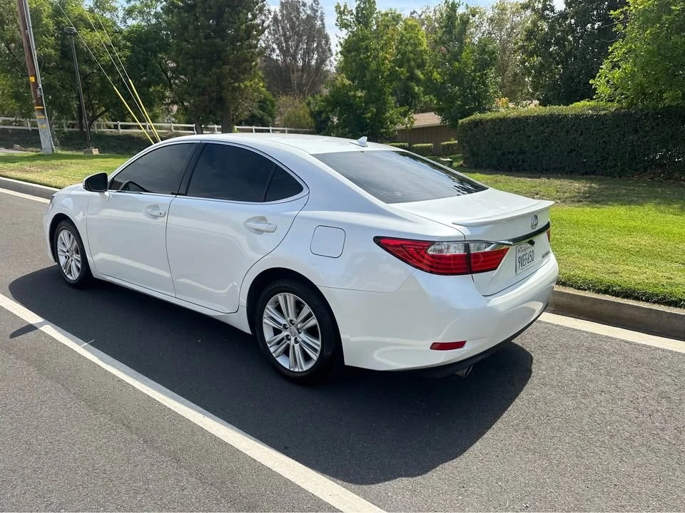 2014 Lexus ES 6th Gen - Image 3 of 10