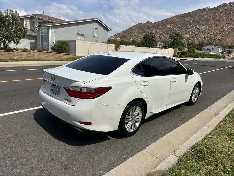 2014 Lexus ES 6th Gen - Image 4 of 10