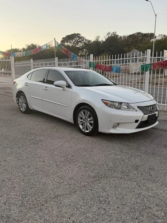 2014 Lexus ES 6th Gen - Image 2 of 17