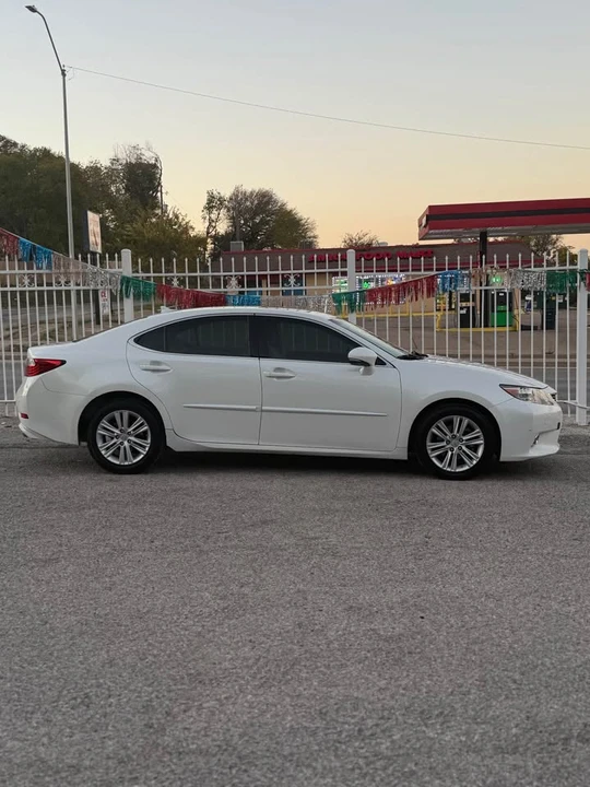 2014 Lexus ES 6th Gen - Image 3 of 17