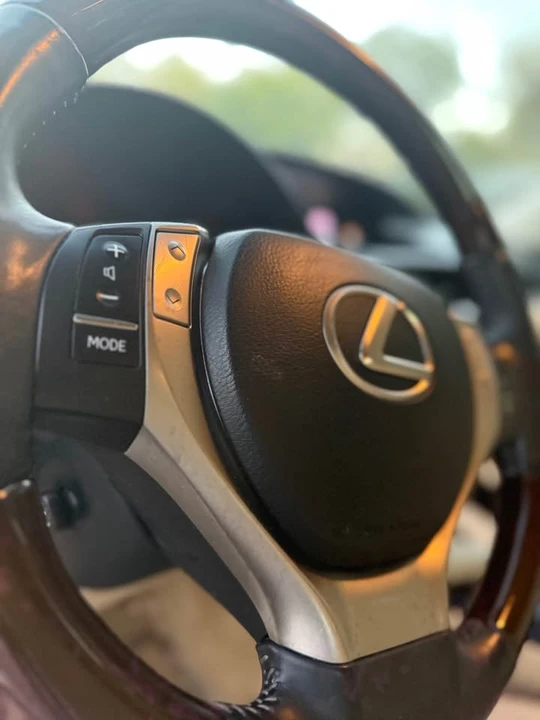 2014 Lexus ES 6th Gen - Image 10 of 17