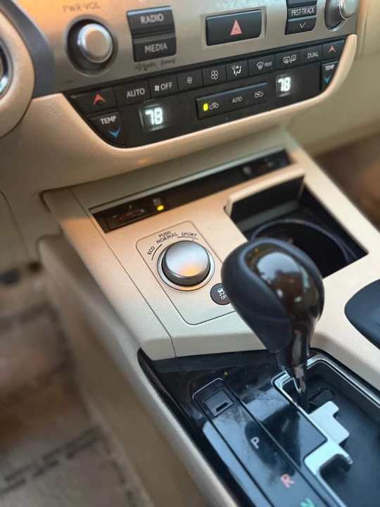 2014 Lexus ES 6th Gen - Image 9 of 17