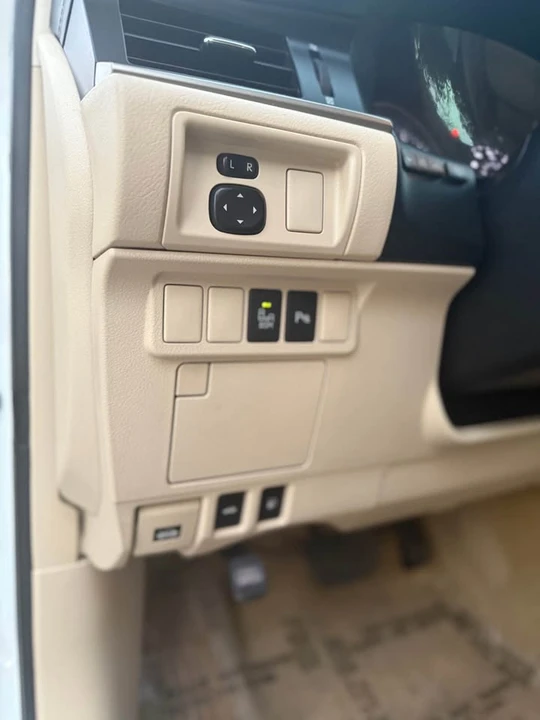 2014 Lexus ES 6th Gen - Image 11 of 17