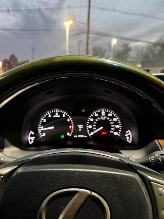 2014 Lexus ES 6th Gen - Image 8 of 10