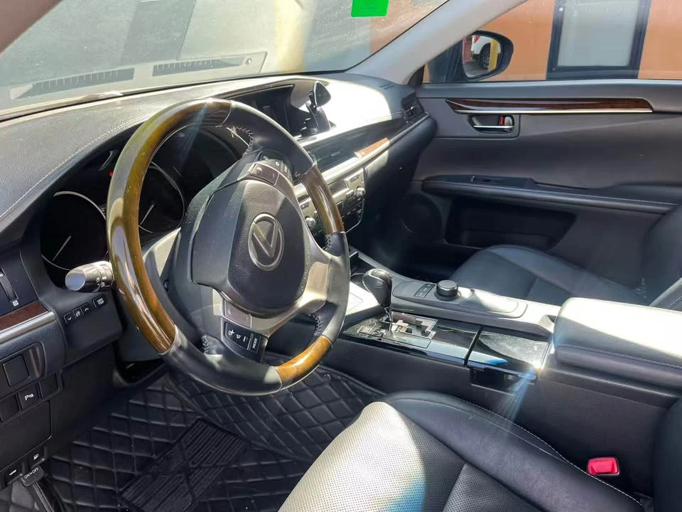 2014 Lexus ES 6th Gen - Image 3 of 5