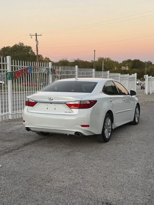 2014 Lexus ES 6th Gen - Image 4 of 17