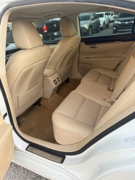 2014 Lexus ES 6th Gen - Image 7 of 17