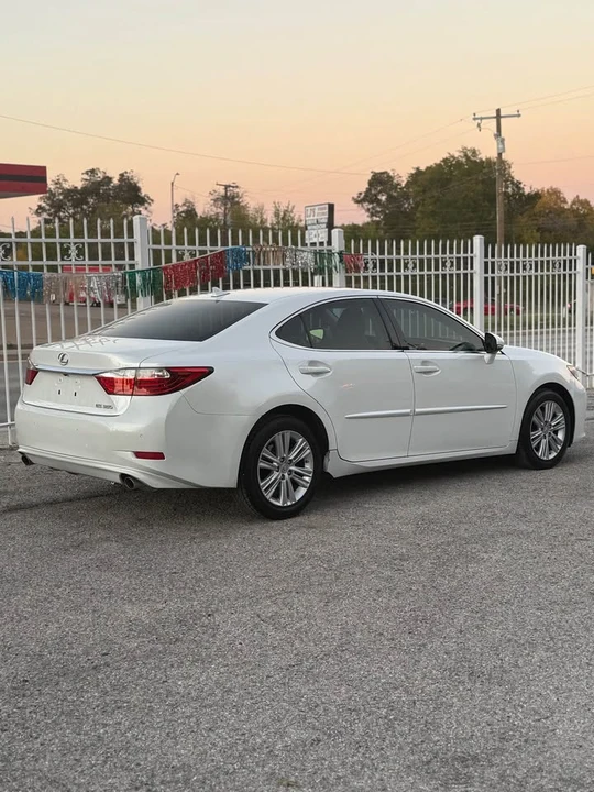 2014 Lexus ES 6th Gen - Image 5 of 17