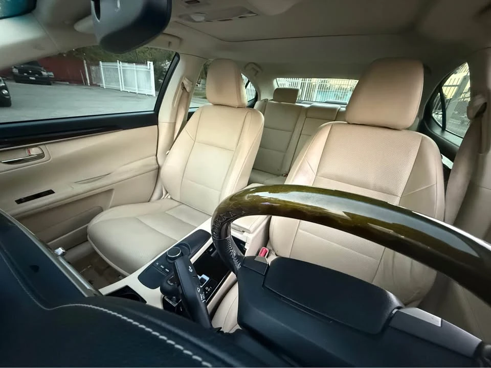 2014 Lexus ES 6th Gen - Image 16 of 17