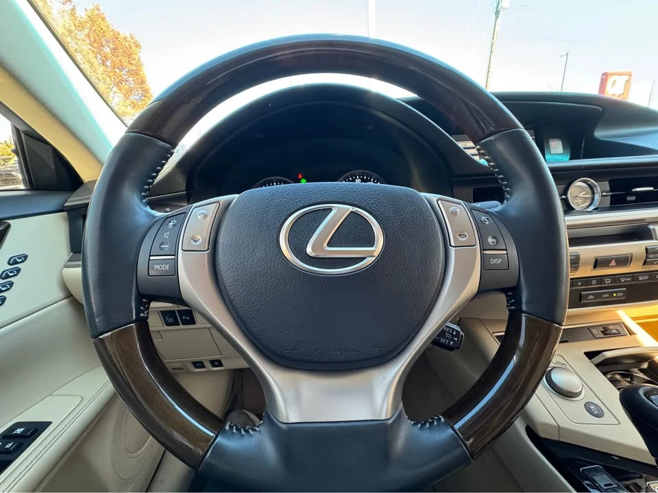 2014 Lexus ES 6th Gen - Image 6 of 8