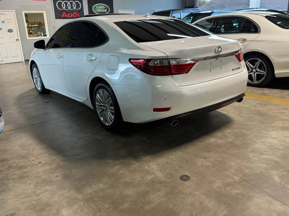 2014 Lexus ES 6th Gen - Image 7 of 19