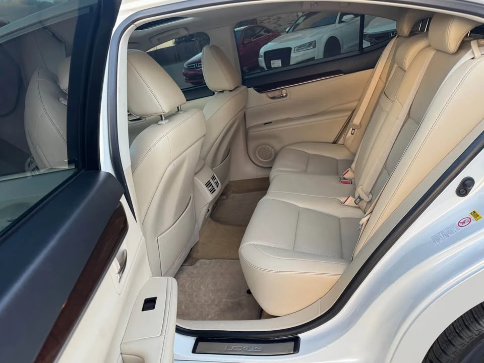 2014 Lexus ES 6th Gen - Image 10 of 19