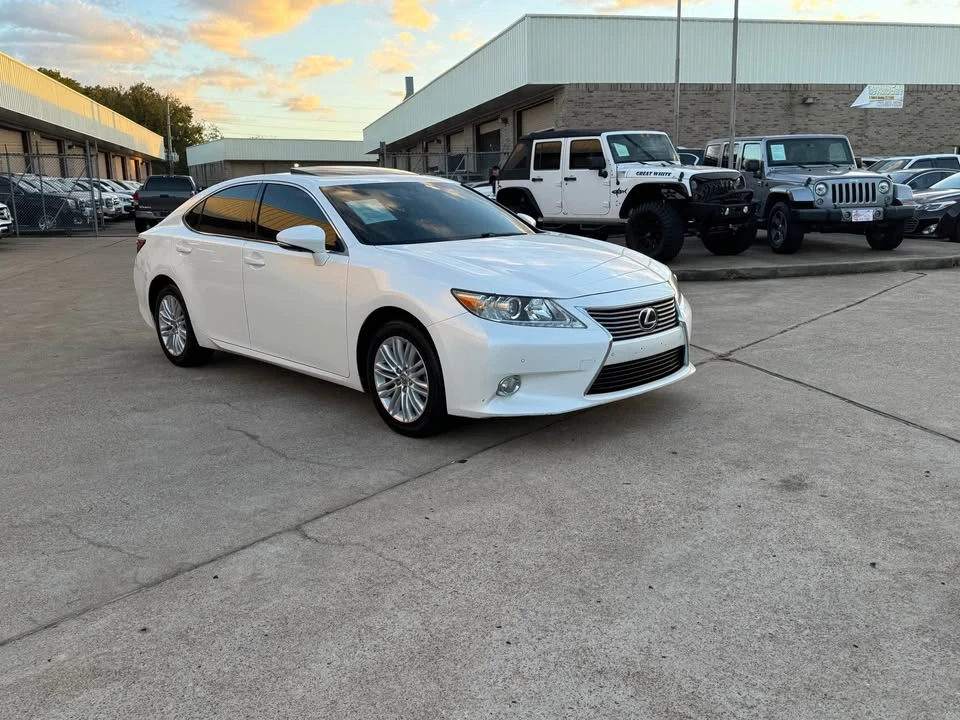 2014 Lexus ES 6th Gen - Image 2 of 19