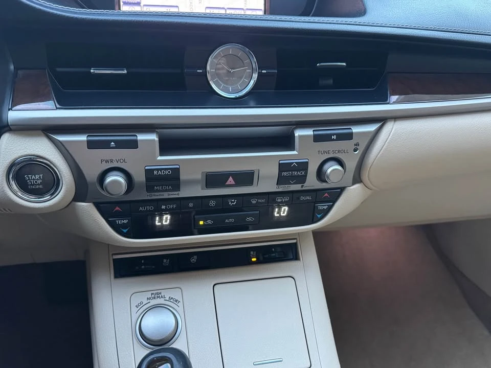 2014 Lexus ES 6th Gen - Image 18 of 19