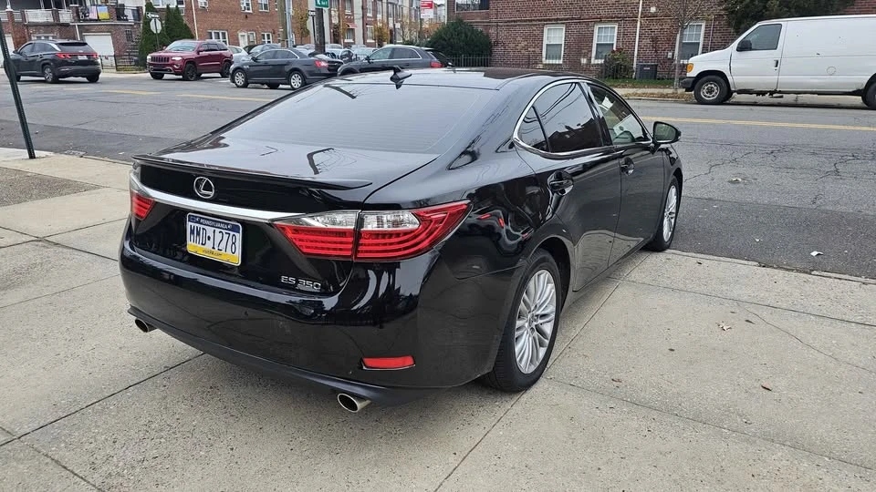 2014 Lexus ES 6th Gen - Image 2 of 8