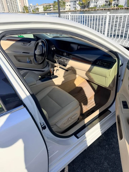 2014 Lexus ES 6th Gen - Image 5 of 13