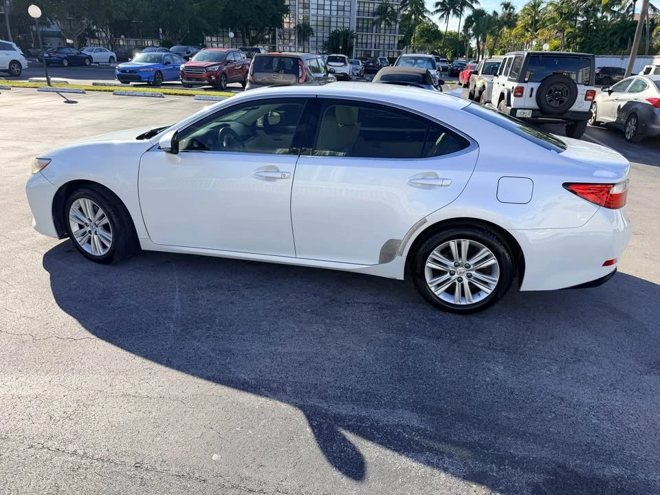 2014 Lexus ES 6th Gen - Image 3 of 13