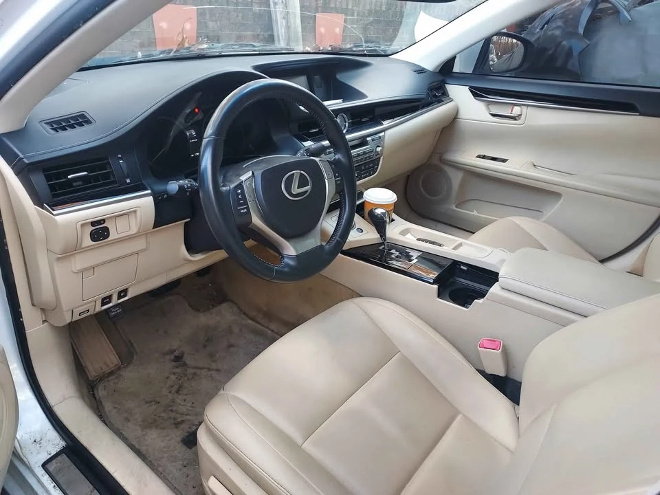 2014 Lexus ES 6th Gen - Image 4 of 4