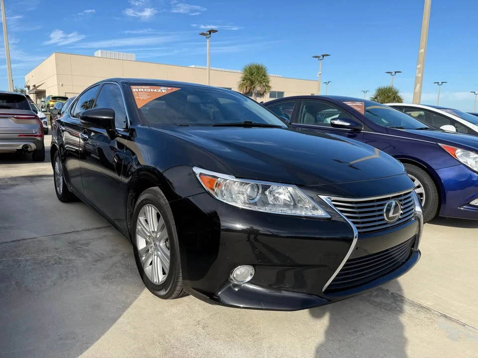 2014 Lexus ES 6th Gen - Image 2 of 8