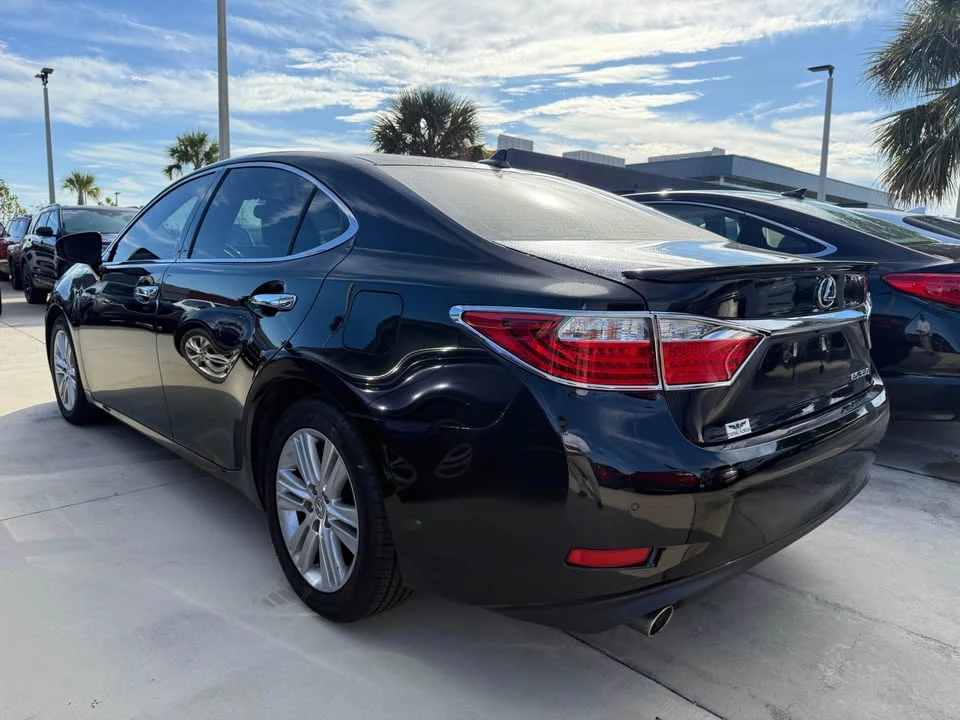 2014 Lexus ES 6th Gen - Image 3 of 8