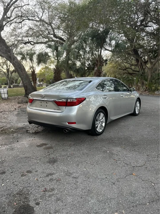 2014 Lexus ES 6th Gen - Image 6 of 18