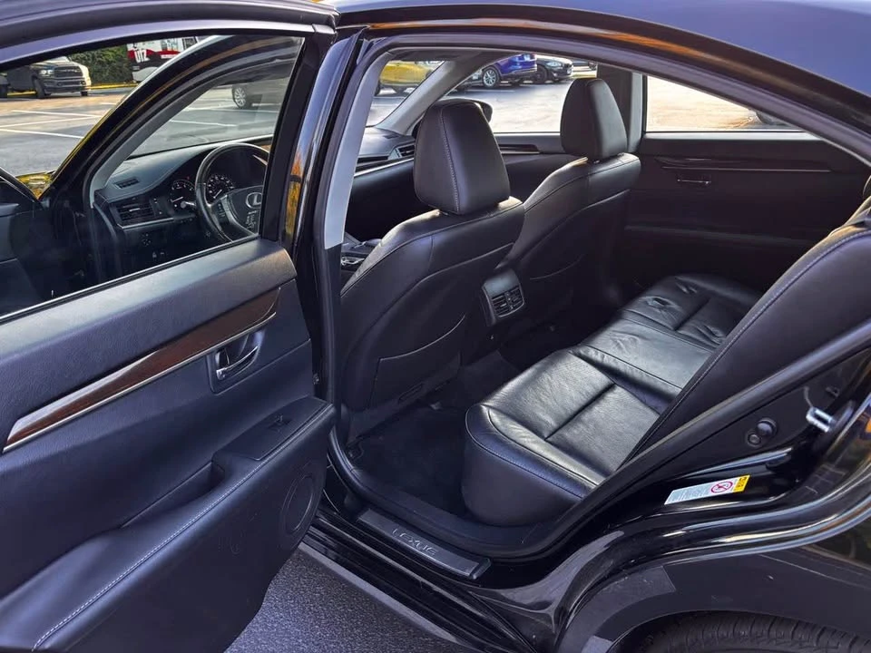 2014 Lexus ES 6th Gen - Image 13 of 17