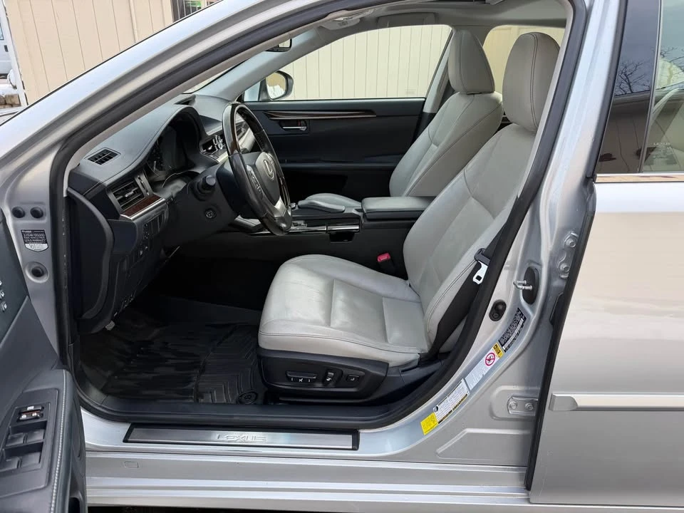 2014 Lexus ES 6th Gen - Image 11 of 14