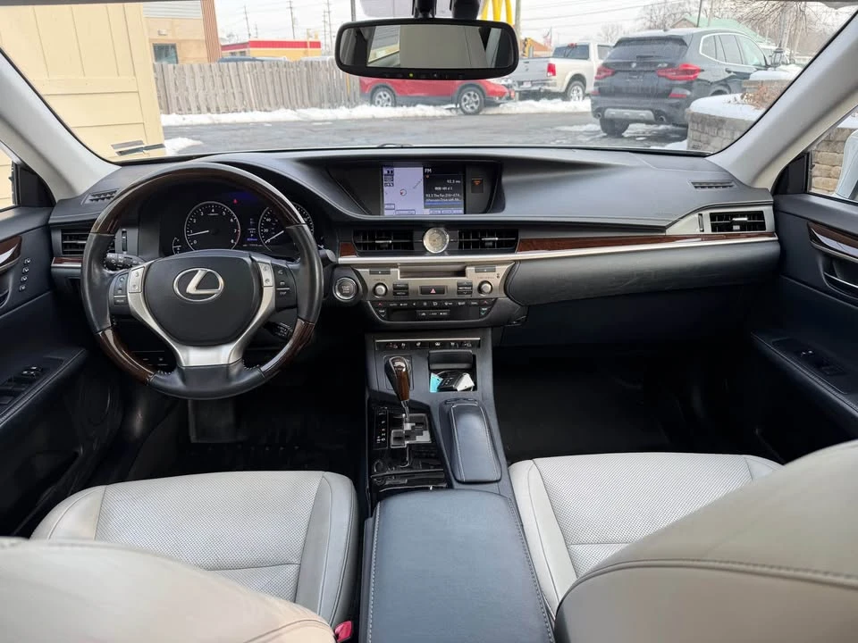 2014 Lexus ES 6th Gen - Image 4 of 14