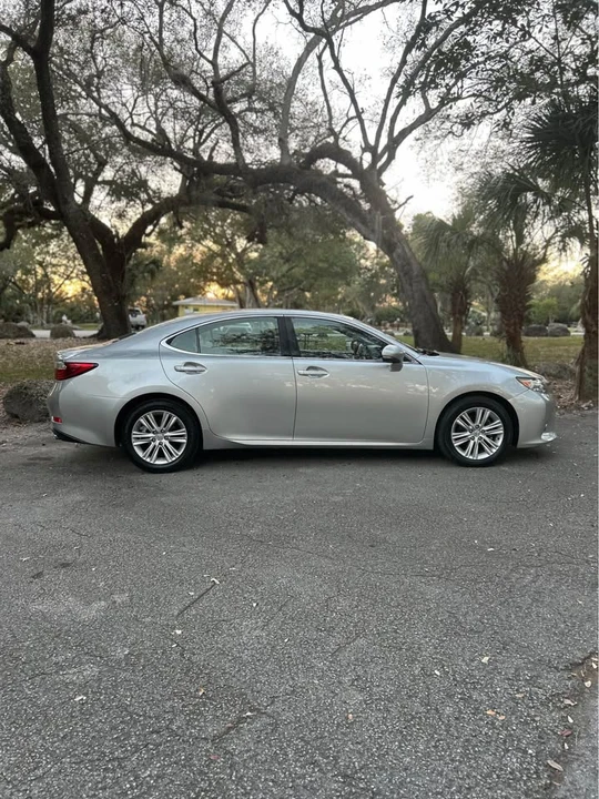 2014 Lexus ES 6th Gen - Image 4 of 18