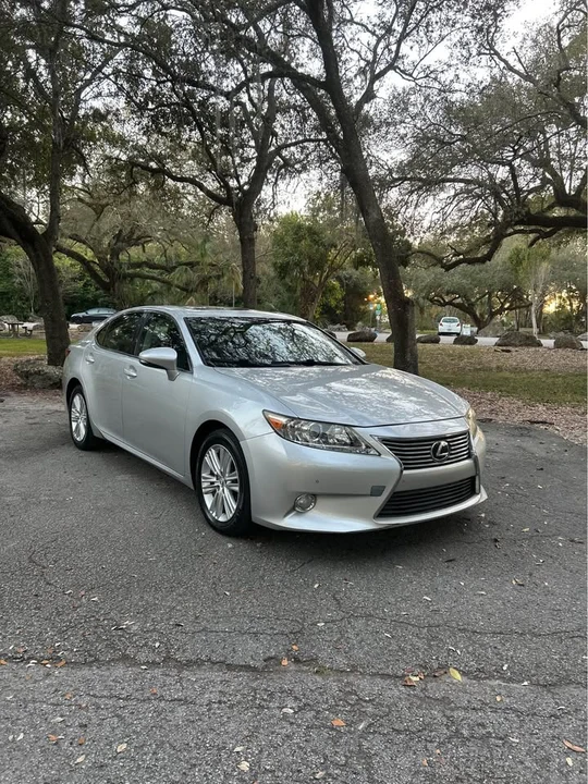 2014 Lexus ES 6th Gen - Image 3 of 18