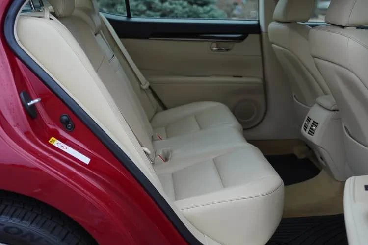 2014 Lexus ES 6th Gen - Image 11 of 16
