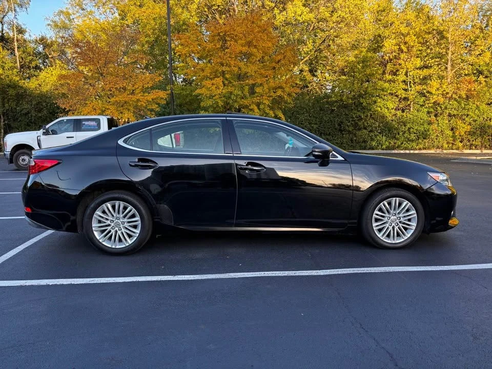 2014 Lexus ES 6th Gen - Image 8 of 17