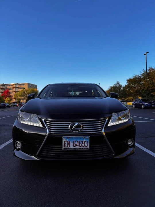 2014 Lexus ES 6th Gen - Image 2 of 17