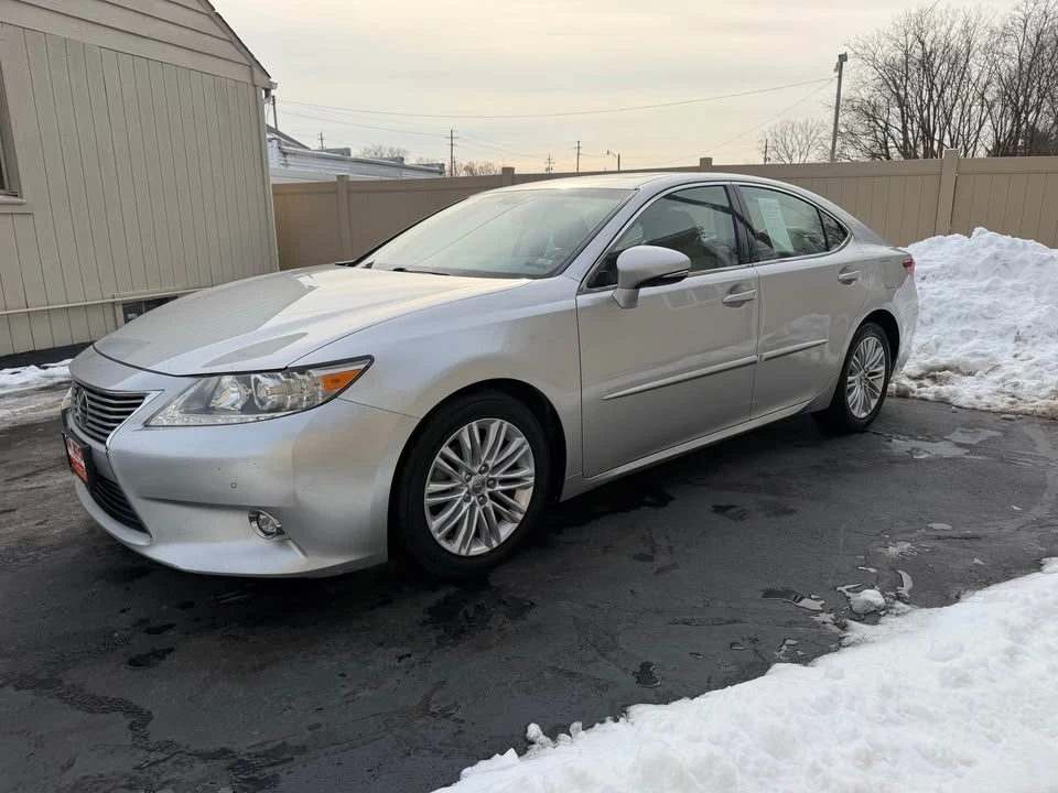 2014 Lexus ES 6th Gen - Image 9 of 14