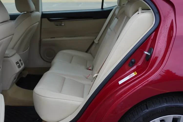 2014 Lexus ES 6th Gen - Image 10 of 16